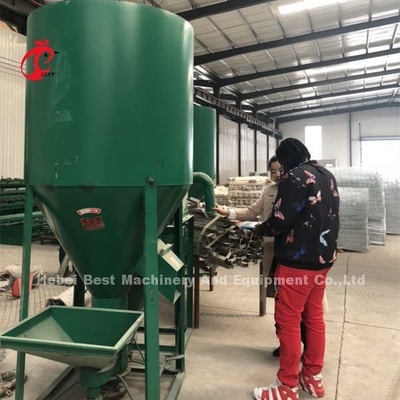 Mesin pengaduk dan penggiling dari pabrik pakan untuk produksi pakan untuk peternakan ayam Doris